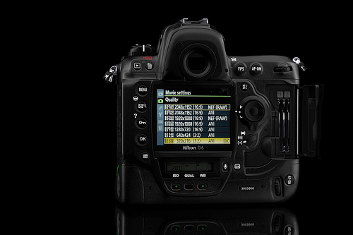 Nikon D4: CF + XQD 卡槽