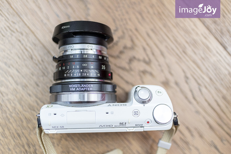 福倫達 35mm f/1.4 鏡頭裝在 Sony Nex 5R 相機